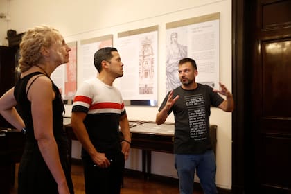 En las visitas al Museo Histórico y Numismático, Ferrer hace un recorrido por las sucesivas quitas y añadiduras de ceros a la moneda argentina