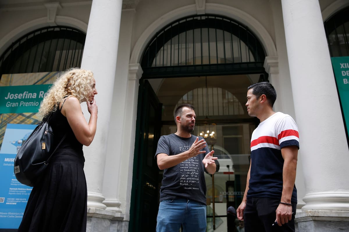 jeronimo realiza un tour sobre economia que va desde plaza de mayo al museo del banco central