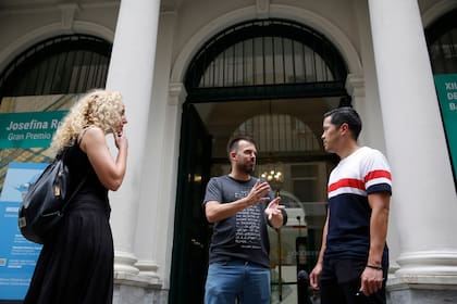 jeronimo realiza un tour sobre economia que va desde plaza de mayo al museo del banco central