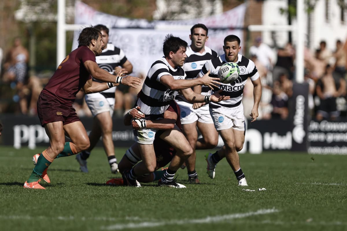 Jerónimo Tumbarello, de CASI, lanza el pase; Newman cayó, pero se clasificó semifinalista en el Top 12.