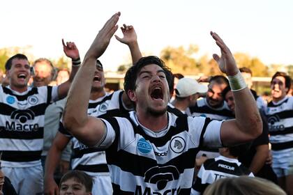 Jerónimo Tumbarello encabeza los festejos del CASI tras el triunfo