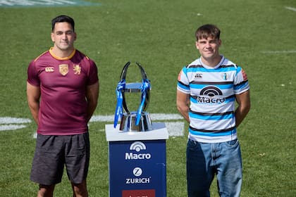 Jerónimo Ulloa, Mateo Albanese y el trofeo que URBA estrenará este sábado para el campeón del Top 12, que el back de Newman y el de SIC ni siquiera quisieron tocar.