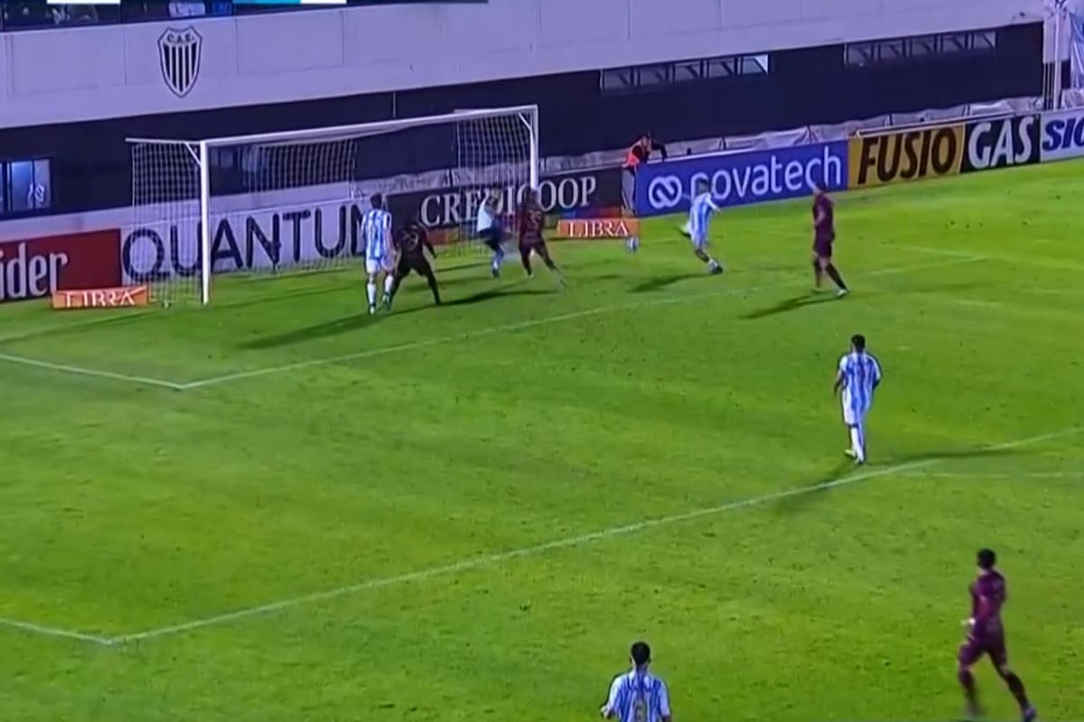 Jerovic toma un rebote y anota el descuento de Sol de Mayo de Viedma frente a Lanús