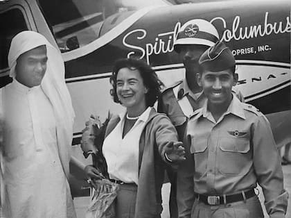 Jerrie Mock en Dhahran, Arabia Saudita. Las autoridades del aeropuerto la sometieron a un riguroso interrogatorio ya que no podían creer que una mujer pilotease el avión