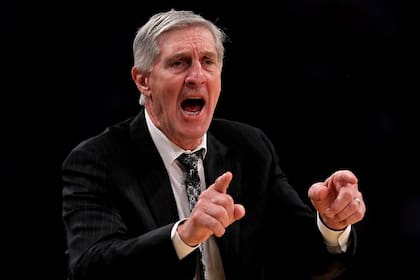Jerry Sloan dirigió durante 23 años a Utah Jazz y en 20 llegó a los playoffs; perdió dos finales contra el Chicago de Michael Jordan y cerró su carrera con 1221 triunfos, el tercer registro histórico en la NBA.
