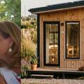 Se niega a ir a una residencia y construyó una tiny house de US$280 mil para poder costear su retiro