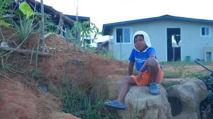 Jerson (8 años) pasa las horas jugando al fútbol en el espacio que hay detrás de su casa