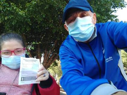 Jesi muestra, orgullosa, su cárnet de vacunación completa frente al Covid 19.