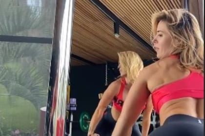 Jesica Cirio se meneó en su gimnasio convertido en boliche al son de un reggaeton.