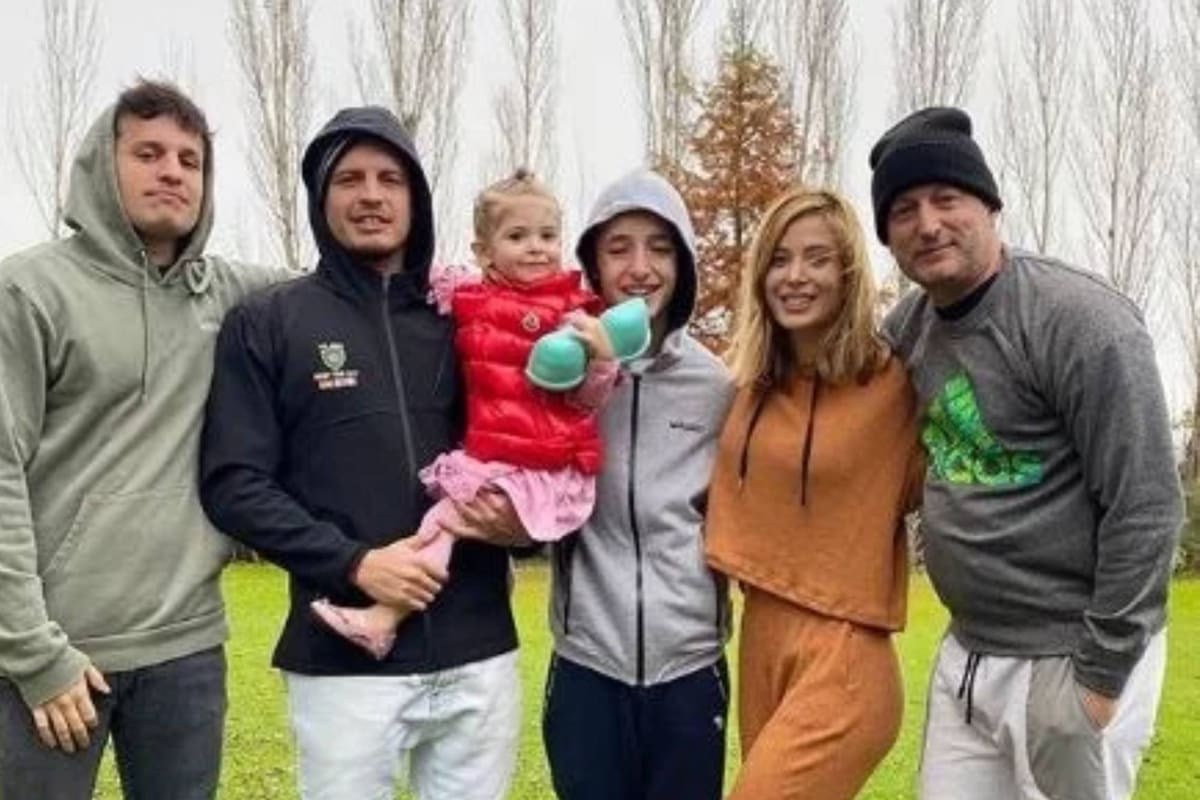Jesica Cirio y Martín Insaurralde junto a Chlore (su hija en común) y los tres hijos mayores de él (Foto Instagram)