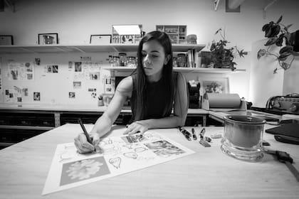 Jesica, diseñadora industrial, destaca la cantidad enorme de investigación detrás de cada línea de Kurzar.