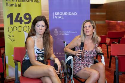Jésica, junto a su hermana Karen, llegó esta tarde al país