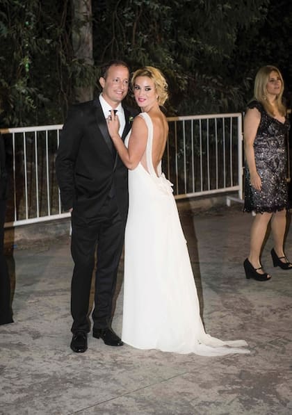 Jesica llevó un traje de líneas netas de Sylvie Burstin, confeccionado en crêpe georgette y gasa de seda natural, con perlas engarzadas en el escote.
