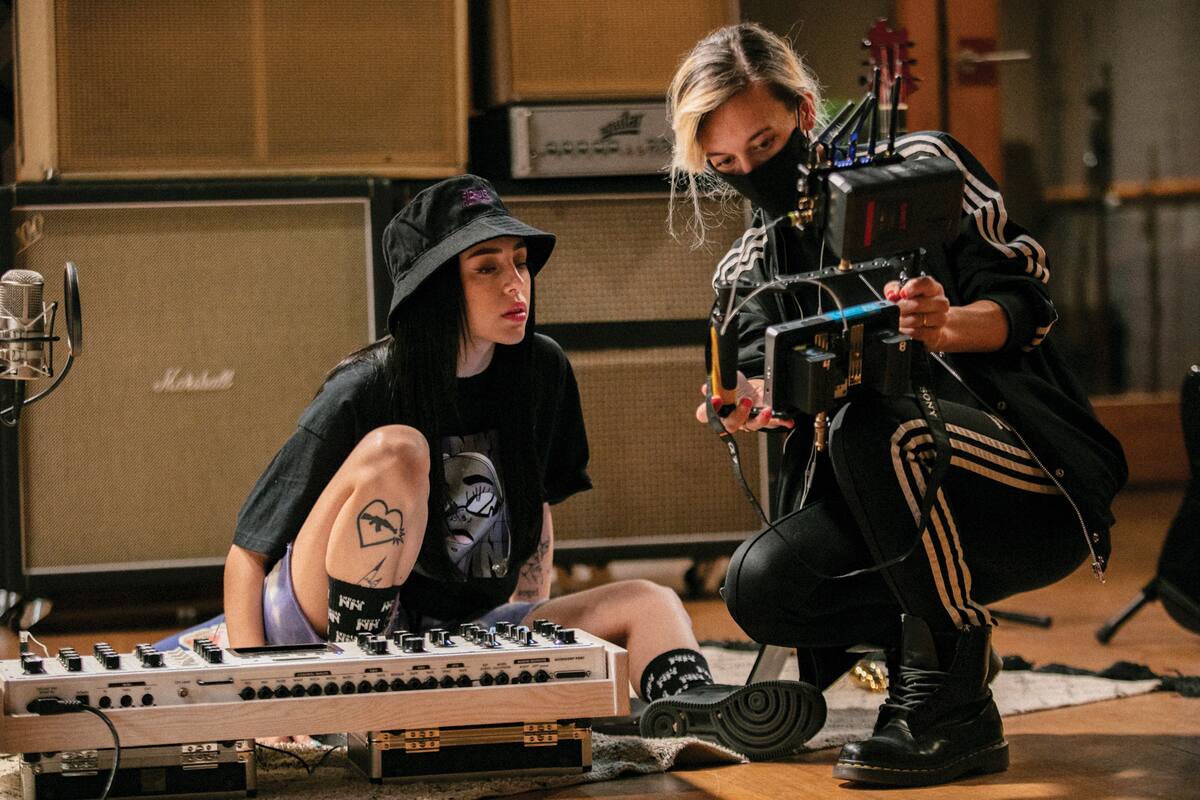 Jess Praznik en rodaje con
Nicki Nicole.