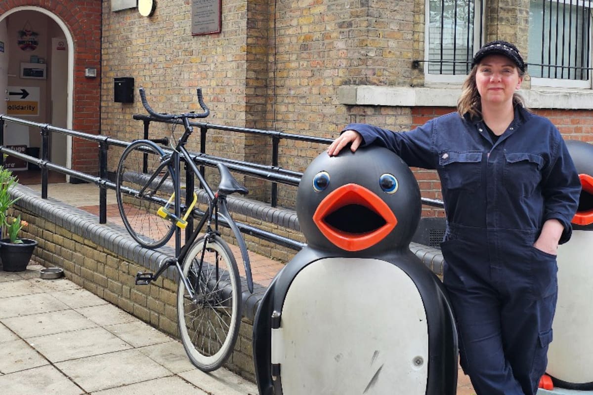 Jess Turtle, creadora del Museum of Homelessness junto a su esposo, frente a la entrada del museo