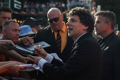 Jesse Eisenberg también firmó autógrafos antes de ingresar