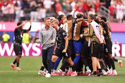 Jesse Marsch, DT de Canadá, celebra el triunfo histórico con sus jugadores
