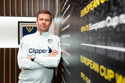 Jesse Marsch, ya con la indumentaria de Leeds United en las oficinas del club