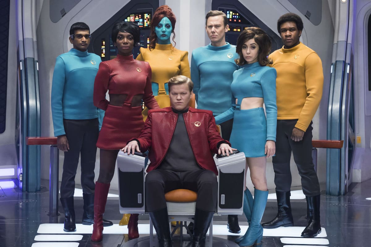 Jesse Plemons y compañía en USS Callister, el episodio con el que Black Mirror abre su cuarta temporada