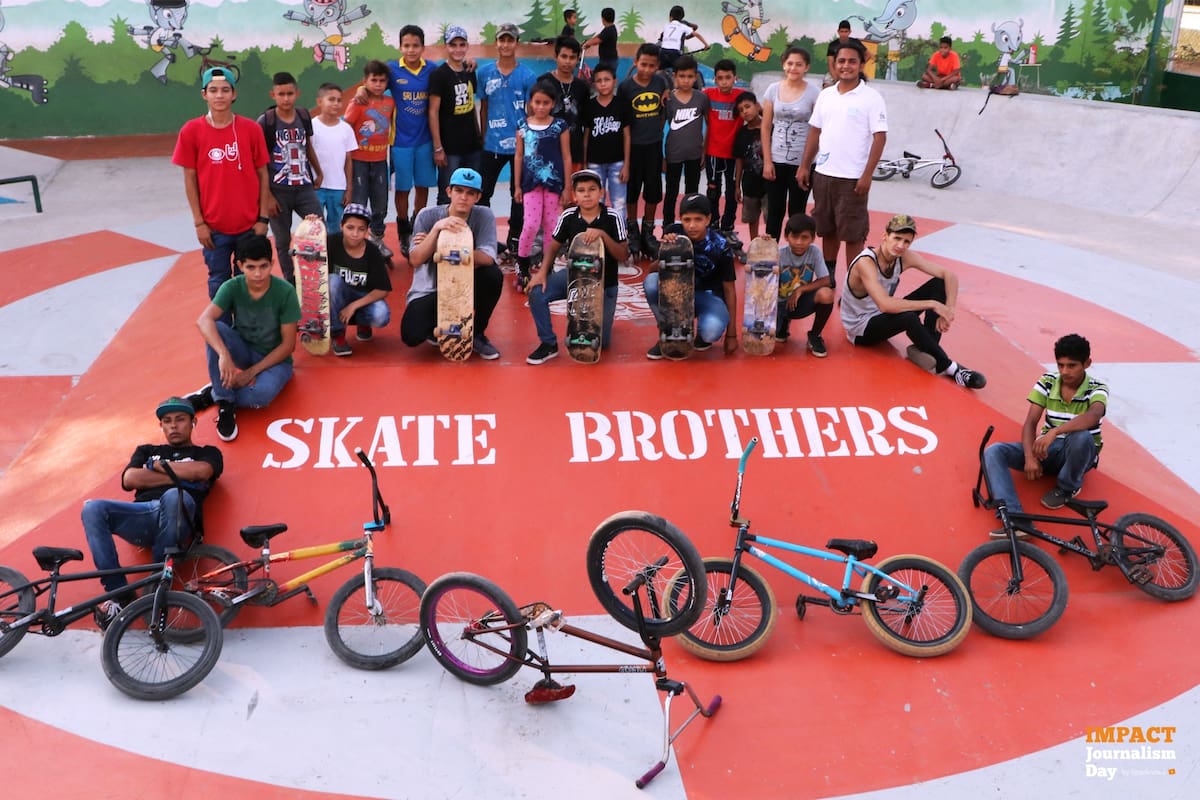 Jessel Recinos (a la der., de blanco) y algunos de los integrantes de Skate Brothers
