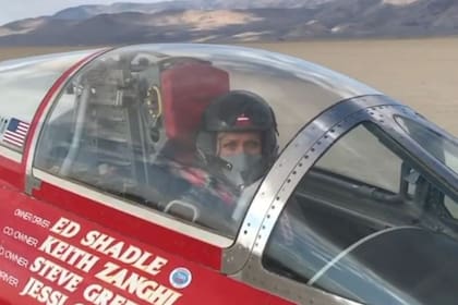 Jessi Combs alcanzó en agosto del año pasado el récord de velocidad de 841 km/h montada en un bólido de tres ruedas llamado North American Eagle