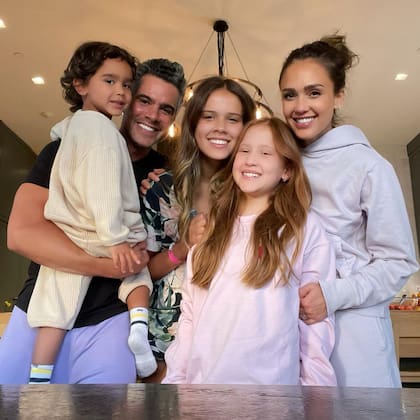 Jessica Alba junto a su exmarido, Cash Warren y sus hijos Honor, Heaven y Hayes