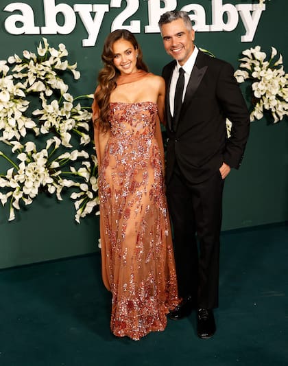 Jessica Alba posó para los fotógrafos junto a su esposo, el productor Cash Warren. La actriz y empresaria lució impactante con un diseño de la colección Resort 2025 de Zuhair Murad que combinó brillos y transparencias. Completó el look con un bolso de Tyler Ellis y joyas de Tiffany & Co.