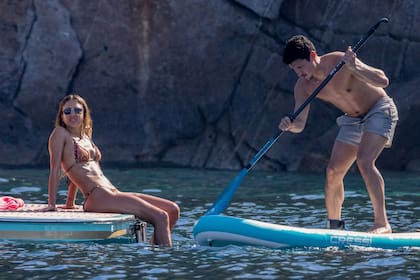 Jessica Alba y Danny Ramírez aprovecharon el verano europeo para relajarse en la isla de Giglio. La pareja fue fotografiada entre paseos en barco, deportes acuáticos y un día de playa en la costa italiana
