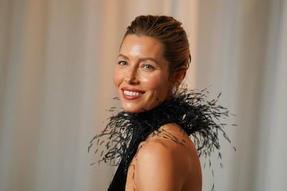 Jessica Biel apostó a las plumas con un diseño Tamara Ralph y joyas de Chopard