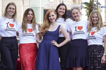 Jessica Chastain posó junto a un grupo de mujeres con la remera "Yo amo a Jessica Chastain"