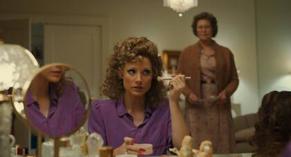 Jessica Chastain tuvo que pasar horas en la sala de maquillaje y portar una prótesis en el rostro para interpretar a Tammy Faye Bakker, la líder televangelista.