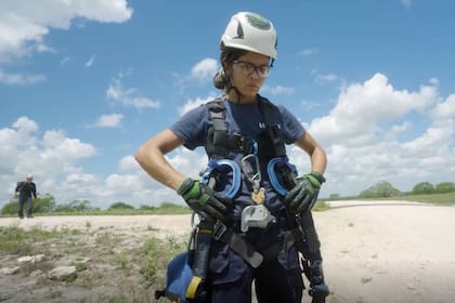 Jessica Jackson se apresta a revisar una turbina eólica (captura de video)