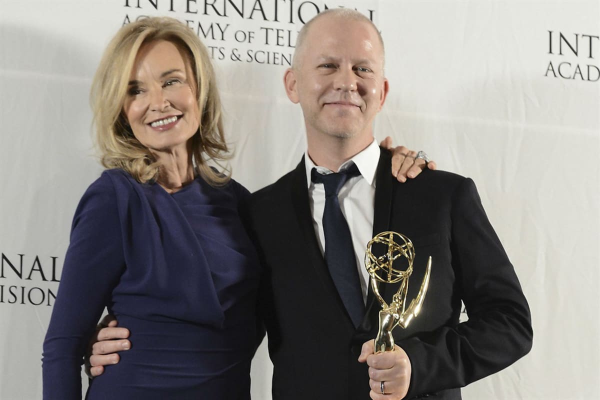 Jessica Lange junto a Ryan Muprshy, el productor que la convocó para American Horror Story y Feud
