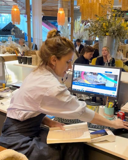 Jessica Lekerman con su uniforme de chef en una de las sucursales de Möoi