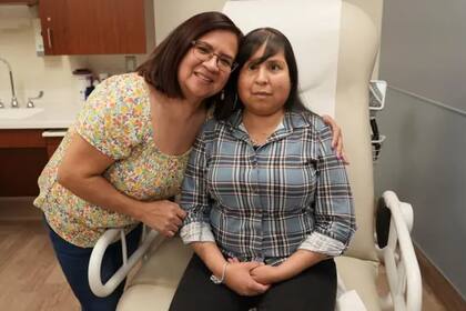 Jessica López, que aparece aquí con su madre, se recuperó más rápido de lo que esperaba su cirujano