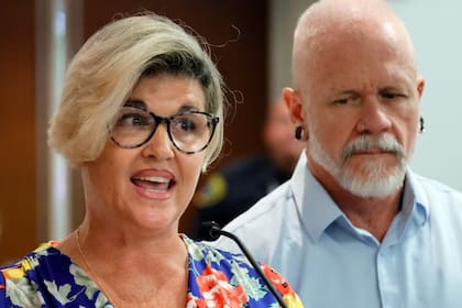 Jessica Norton, junto a su marido Gary, habla durante el período de comentarios públicos en una reunión de la Junta Escolar del Condado de Broward en Fort Lauderdale el martes