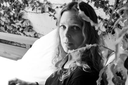 Jessica Trosman en la terraza de su casa