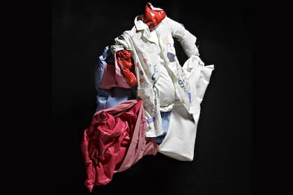 Jessica Trosman y Marcos Acosta presentan muestras conmemorativas con “esculturas textiles” y retratos