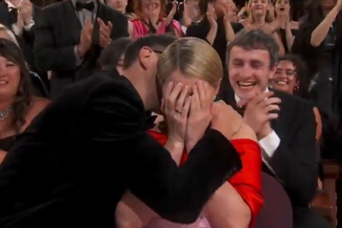 Jessie Buckley al momento de ganar el Oscar y recibir la felicitación de su esposo, Freddie