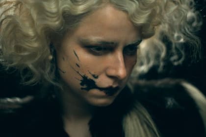 Jessie Buckley como La novia; la actriz comparte dupla protagónica con Christian Bale