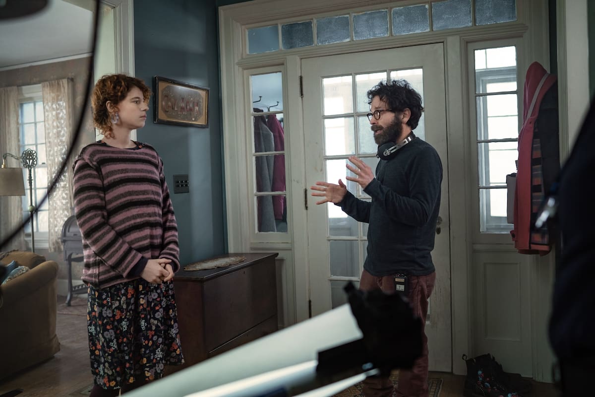 Jessie Buckley y Charlie Kaufman en medio del rodaje de Pienso en el final