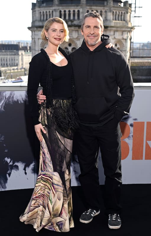 Jessie Buckley y Christian Bale, en Londres al presentar oficialmente ¡La novia!