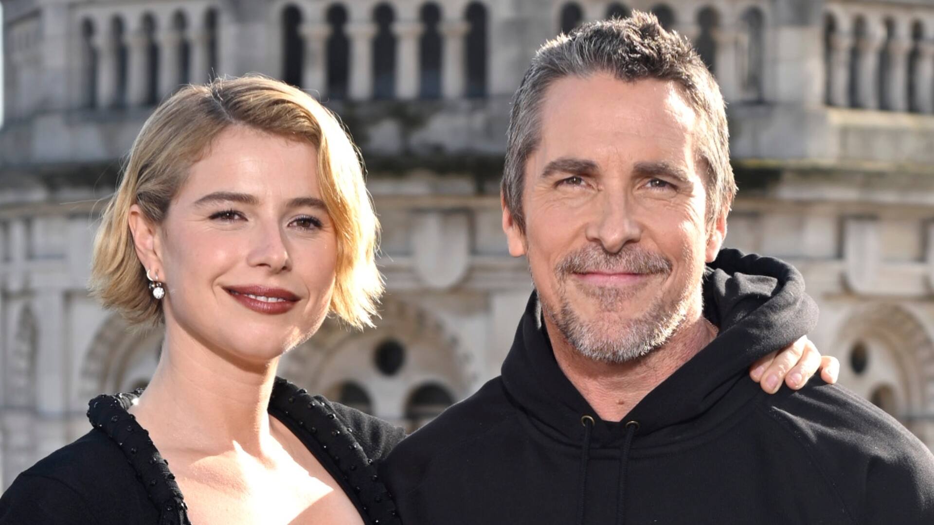 Jessie Buckley y Christian Bale, en Londres al presentar oficialmente ¡La novia!