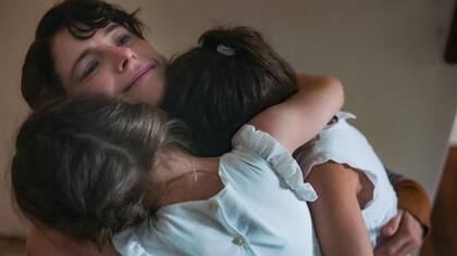 Jessie Buclkey interpreta a una joven Leda y el desafío de combinar la maternidad y su carrera profesional.