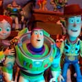 Joan Cusack y Greta Lee: las voces detrás de Toy Story 5, el film que se suma al debate de los chicos y las pantallas