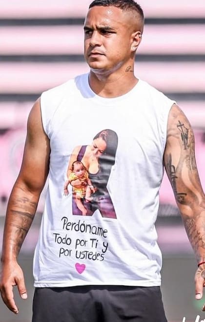 Jesús Barco y su remera particular donde le pide perdón a su pareja por serle infiel