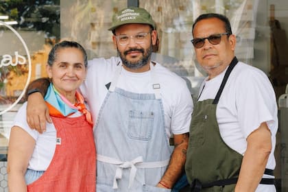 Jesús Brazón, nominado a 'los Oscar' gastronómicos, junto a sus padres