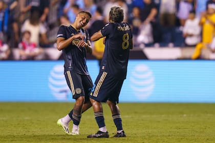 Jesús Bueno y José Martínez, del Union de Filadelfia, festejan la victoria ante el Querétaro en la Leagues Cup, el viernes 11 de agosto de 2023 (AP Foto/Chris Szagola)