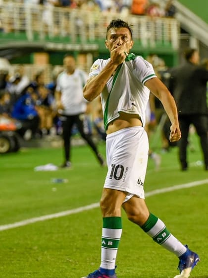 Jesús Dátolo, autor de uno de los goles de la fecha en el fútbol argentino, el que significó el triunfo de Banfield ante Vélez 2-1