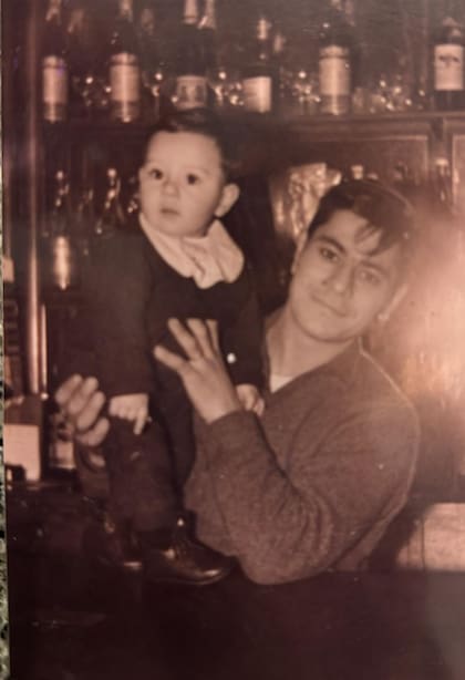 Jesús Feas y su hijo, Miguel Ángel, quien ahora se proponer recuperar el legado de su padre.